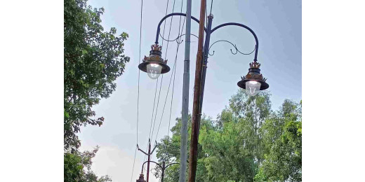जिलाधिकारी कार्यालय के समीप दिन में जलता है स्ट्रीट लाइट, निगम बेसुध